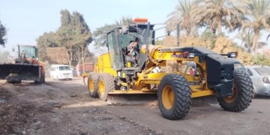انطلاق أعمال تسوية وتمهيد طريق طوخ شبين القناطر استعدادا لبدء الرصف.. صور :اليوم السابع