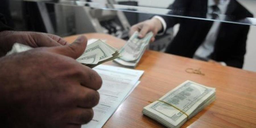 سعر الدولار اليوم السبت.. 100 دولار تكلف 5605 جنيهات بأقل سعر بيع فى البنوك :اليوم السابع