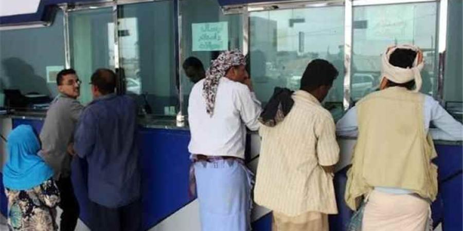 متعاملون يتهمون بنك الكريمي شبكات صرافة في تعز بفرص جباية جديدة ورفع عمولات الحوالات لأكثر من 10 أضعاف