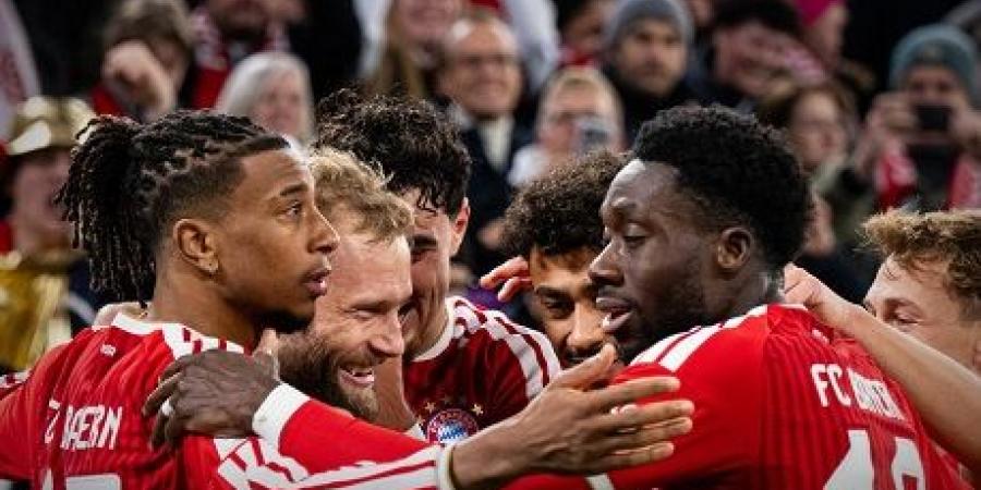 بايرن ميونخ ينهي الشوط الأول متقدمًا على دورتموند في قمة الدوري الألماني