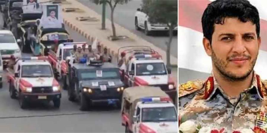 على متن مدرعة... جنازة حاشدة لقيادي من الصف الأولى في مليشيا الحوثي بصنعاء.. من هو؟ - [فيديو]
