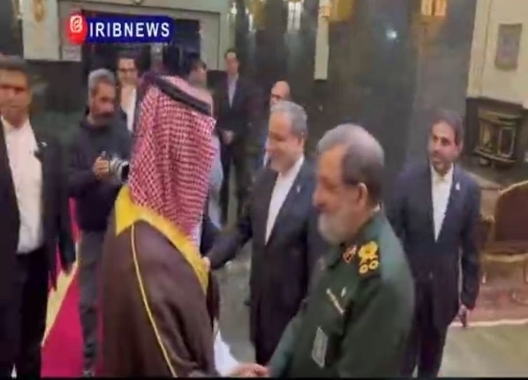 وزير الدفاع السعودي يصل طهران لحضور اجتماع أمني ثلاثي