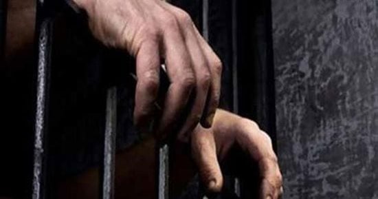 رفضا دفع قيمة تكلفة الرحلة.. تجديد حبس سيدتين تعديا على سائق