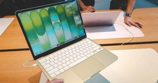 أبل تستعد لأول MacBook Pro بشاشة لمس OLED