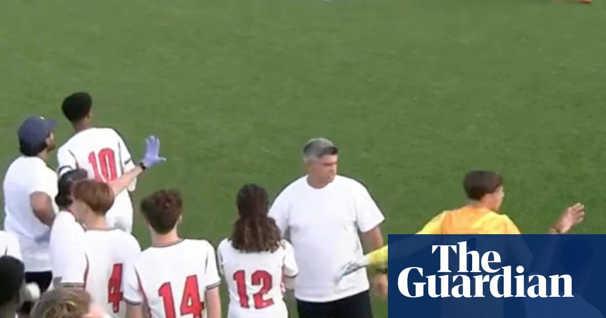 غادر منتخب إنجلترا تحت 15 عامًا الملعب أمام أيرلندا في كأس العالم بعد مزاعم العنصرية