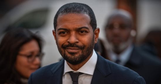 نجم Doctor Who نويل كلارك ينفي 6 اتهامات أمام محكمة بريطانية