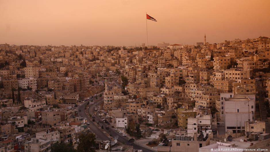 سبعة قتلى وعدة جرحى في إطلاق نار على جنازة في كنسية بالأردن