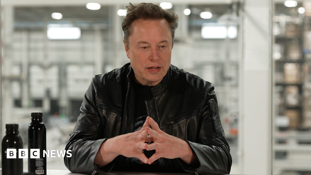 يؤكد إيلون ماسك أنه يفكر في دمج شركتي Tesla وSpaceX
