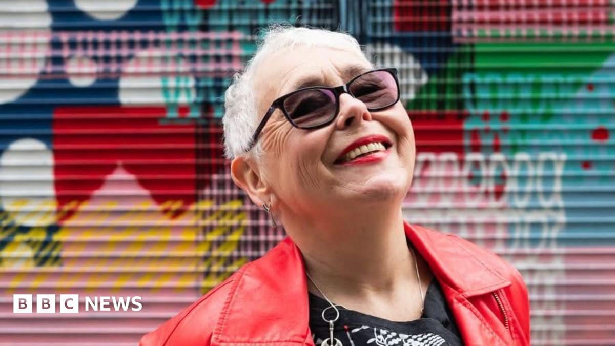 "ينسى الناس أننا موجودون": لماذا يخشى كبار السن من LGBTQ+ فقدان الهوية