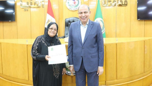«خطوة جديدة لفتح أبواب الرزق».. محافظ المنيا يسلّم عقود محلات أرض المولد