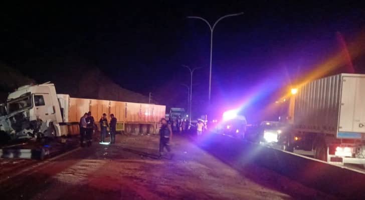 الدوريات الخارجية: إغلاق السير باتجاه العقبة إثر حادث تصادم شاحنتين عراقيتين على طريق الشاحنات الخلفي