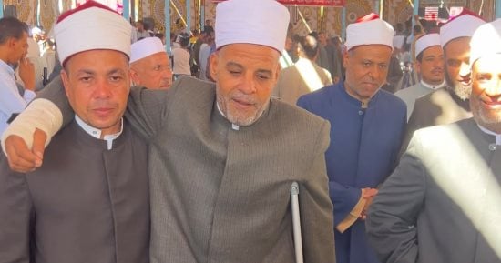 مستندًا على عكاز بعد حادث.. شيخ بالأزهر يشارك في صلح القودة بقنا "فيديو"