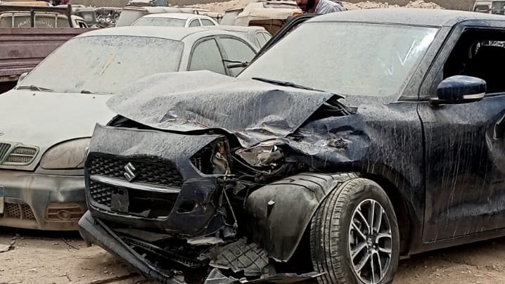اخترقت الرصيف.. تهشم سيارة ملاكي في حادث بطريق صلاح سالم