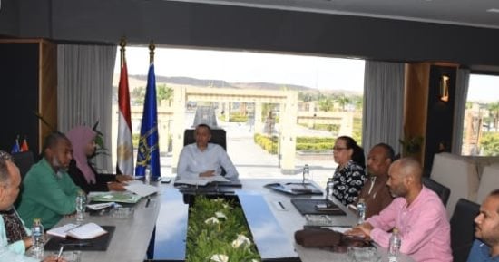 محافظ أسوان يتابع مستجدات ملف تعويضات أهالى النوبة
