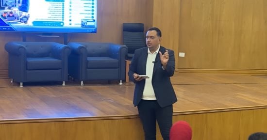 الصحفي محمد عزام يدرب طلاب جامعة بورسعيد على مهارات السوشيال ميديا.. صور